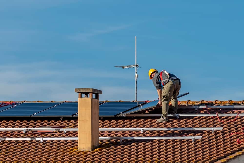 pannelli fotovoltaici installati su un tetto spiovente di una casa