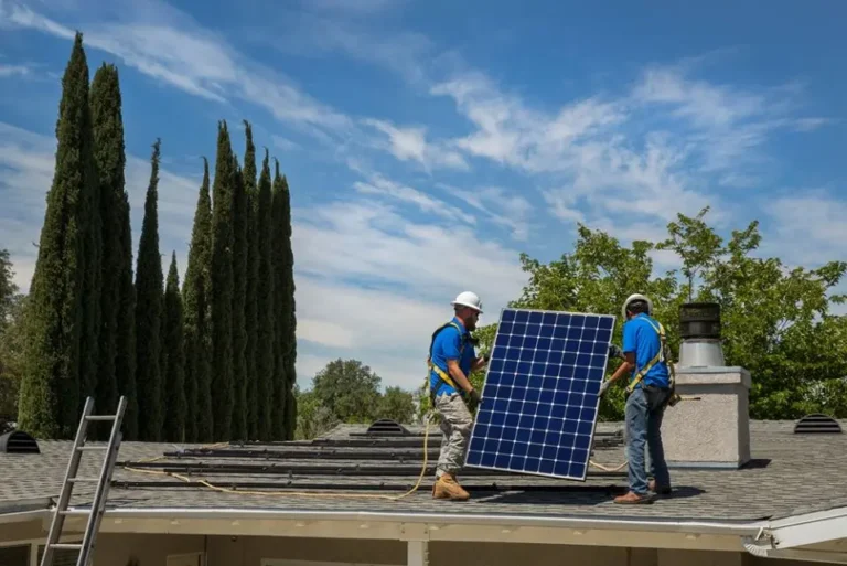 due tecnici specializzati montano i pannelli fabbricati dall'azienda americana SunPower