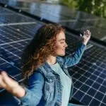 Il sole ricarica una ragazza e alimenta l'energia dai pannelli solari
