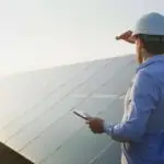 un tecnico specializzato osserva l'estensione di un grande impianto fotovoltaico