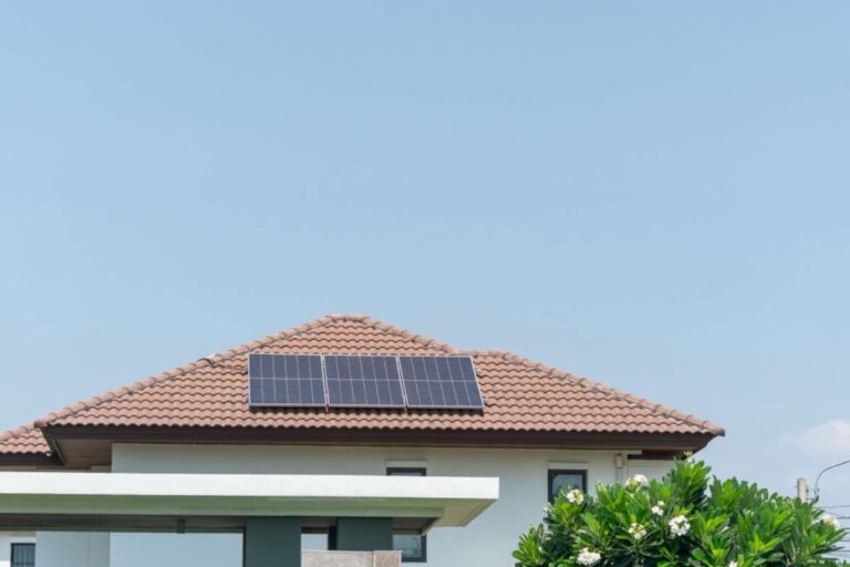 Un impianto fotovoltaico a Varese può essere installato sul tetto di una casa, ora bastano pochi pannelli