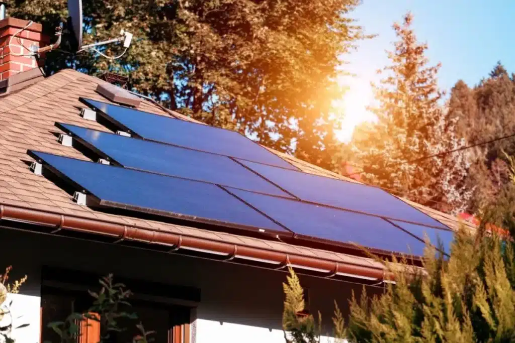 un fotovoltaico per casa installato sul tetto della facciata che guarda a sud