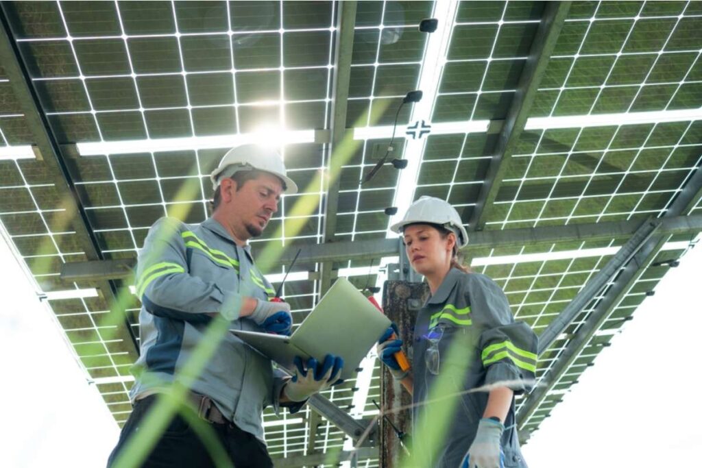 Due tecnici verificano la potenza di un impianto fotovoltaico nel corso di una giornata, i kWp. Ne consegue una produzione di energia nel corso del tempo: kWh