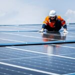 Un ispettore verifica che i Pannelli Fotovoltaici Europei soddisfano realmente i parametri indicati dal Piano Transizione 5.0