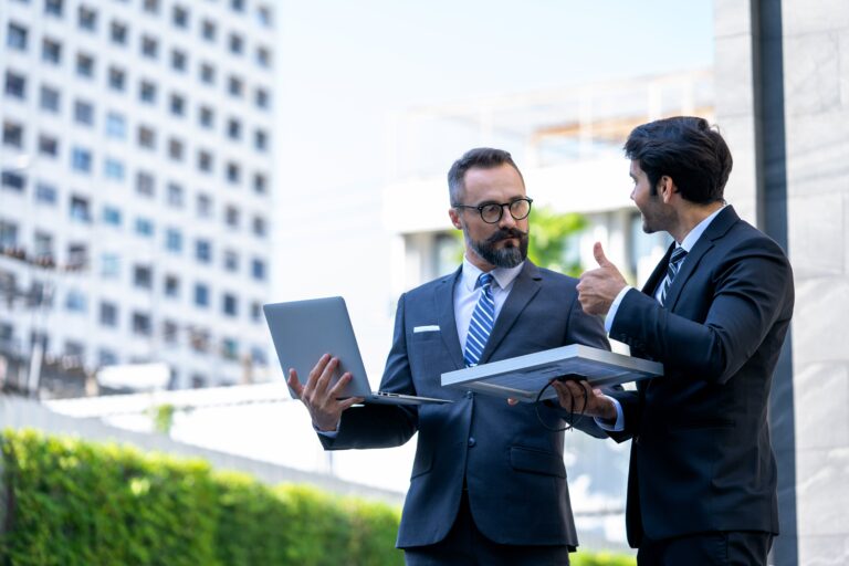 due uomini d'affari ragionano su come ottenere le agevolazioni tecnologiche per la loro impresa in lombardia