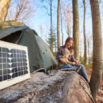 una mamma con la figlia in campeggio usufruiscono dell'energia solare gratuita grazie ai nuovi incentivi per il fotovoltaico dedicati alle Strutture Turistiche del Friuli-Venezia Giulia