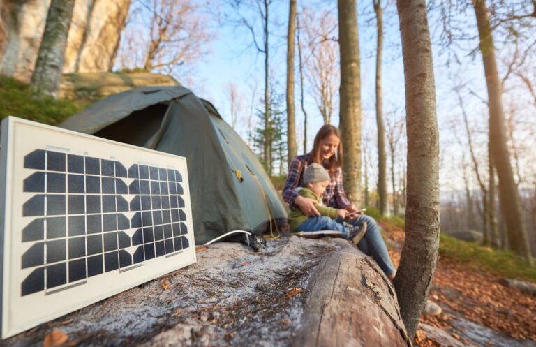 una mamma con la figlia in campeggio usufruiscono dell'energia solare gratuita grazie ai nuovi incentivi per il fotovoltaico dedicati alle Strutture Turistiche del Friuli-Venezia Giulia