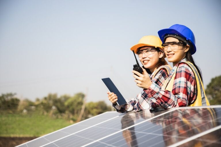 due tecnici asiatici sorridono perché il prezzo dei loro moduli fotovoltaici