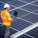 Un tecnico verifica i pannelli fotovoltaici che sono stati inseriti nel registro Enea dei moduli fotovoltaici europei