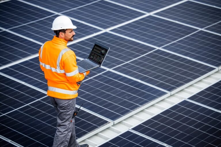 Un tecnico verifica i pannelli fotovoltaici che sono stati inseriti nel registro Enea dei moduli fotovoltaici europei