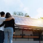 una coppia osserva il proprio impianto Fotovoltaico e si chiede se sia meglio un impianto off Grid o collegato in rete