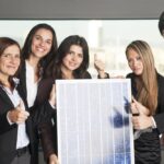 una giovane squadra mostra un pannello fotovoltaico ed esulta per aver ricevuto i contributi dal bando Efficienza energetica rinnovabili piemonte