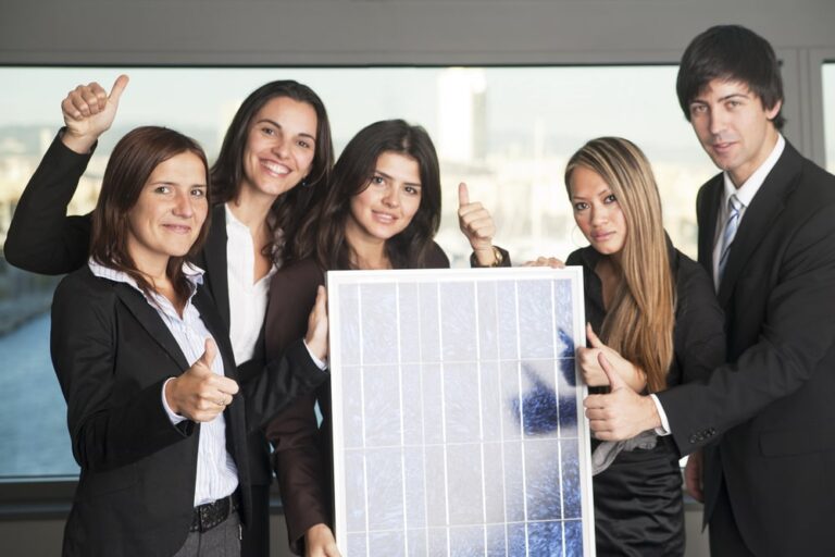 una giovane squadra mostra un pannello fotovoltaico ed esulta per aver ricevuto i contributi dal bando Efficienza energetica rinnovabili piemonte