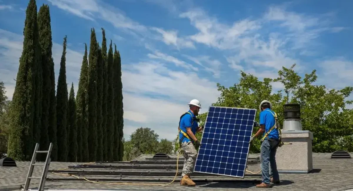 due tecnici specializzati montano i pannelli fabbricati dall'azienda americana SunPower