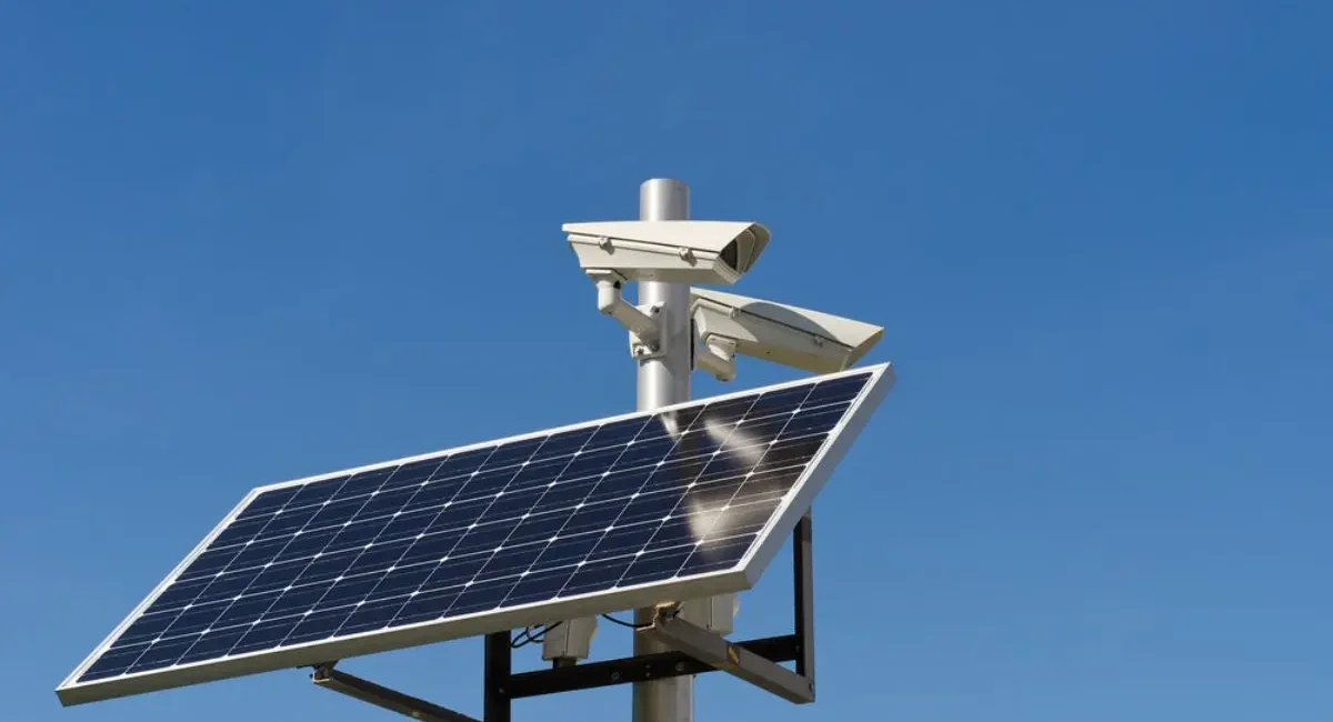 un sistema di videosorveglianza con un pannello fotovoltaico