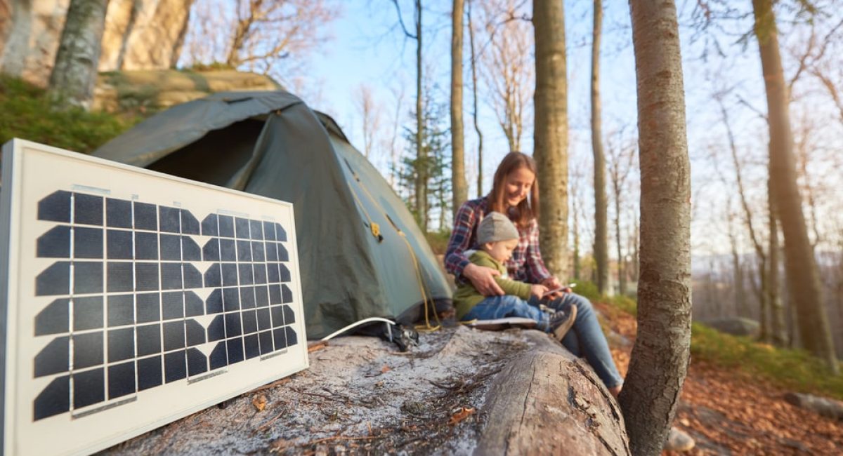 una mamma con la figlia in campeggio usufruiscono dell'energia solare gratuita grazie ai nuovi incentivi per il fotovoltaico dedicati alle Strutture Turistiche del Friuli-Venezia Giulia