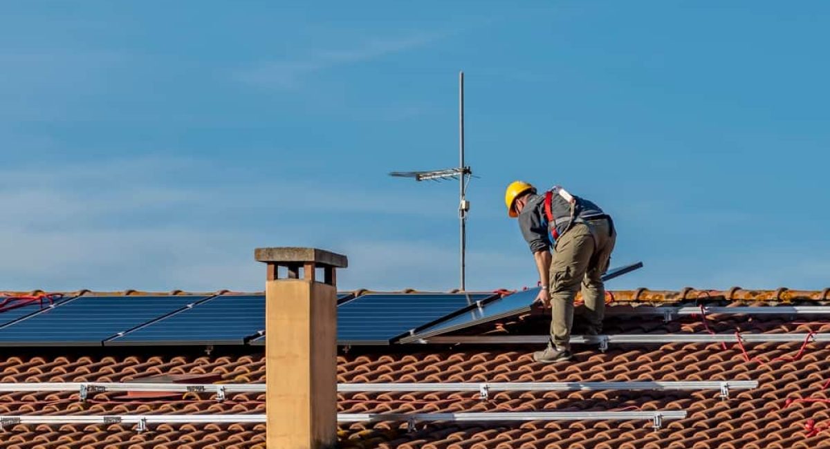 Tecnici dell'azienda Tetto Solare installano impianti fotovoltaici simili su falde disponibili