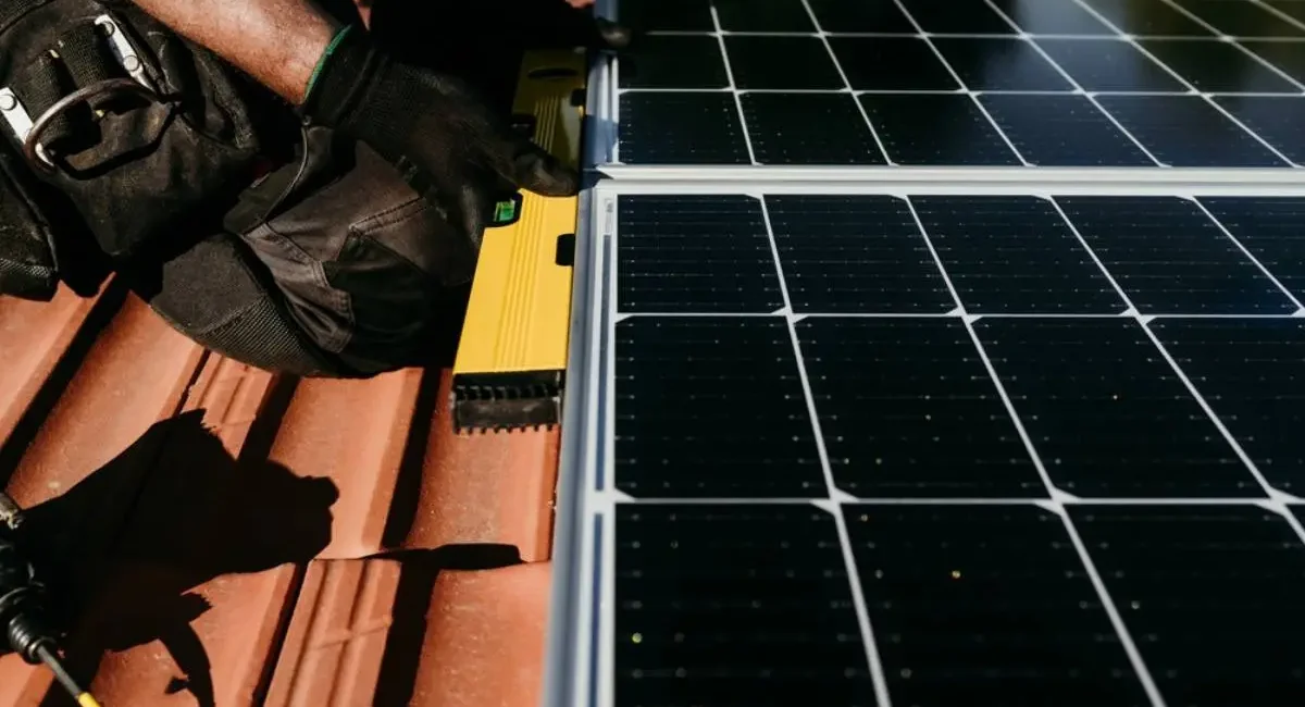 Installatori di impianti fotovoltaici che si affrettano a non perdere il bonus fotovoltaico valido per quest'anno